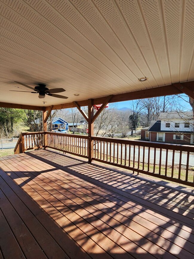 Building Photo - Black Mountain Rental with Garage!