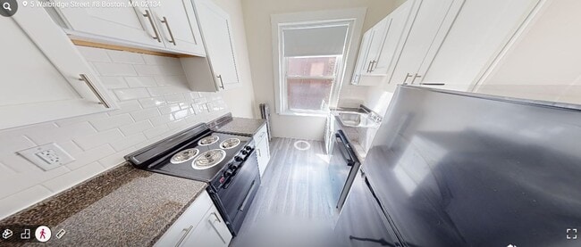 Building Photo - Great Studio for 9/1 Close to the Green Line