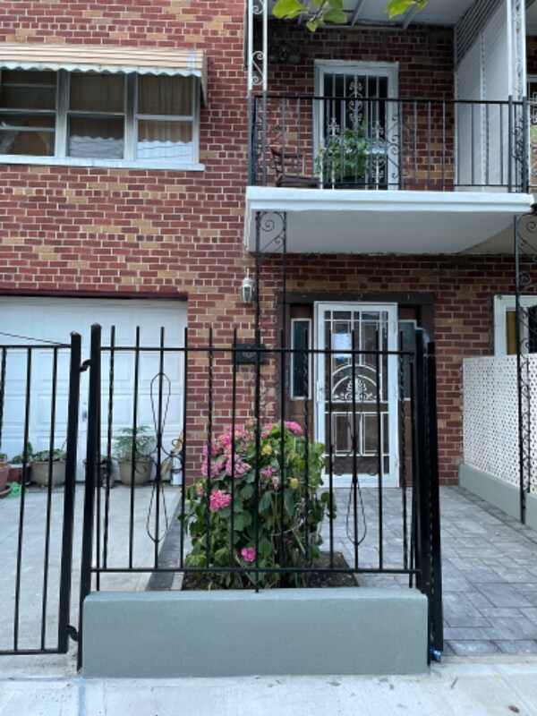 Primary Photo - 726 Soundview Ave