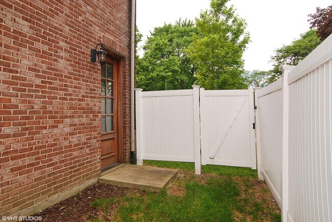 Building Photo - 829 S La Grange Rd-B