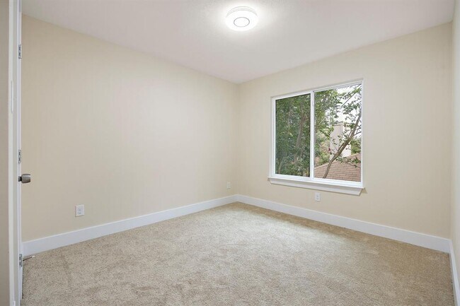 Building Photo - 507 Deercreek Ln