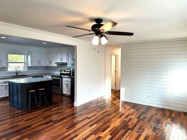 Building Photo - 2054 Hickory Hills Dr