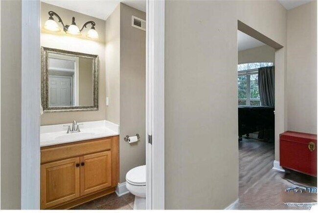 Building Photo - 486 Sussex Dr SW