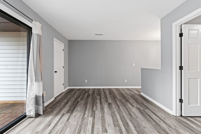 Building Photo - 310 Country Club Villa Dr