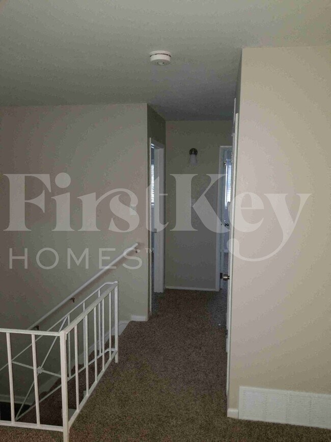 Building Photo - 422 E Tulip Dr