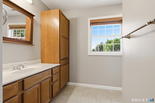 Building Photo - 305 Sylvan St