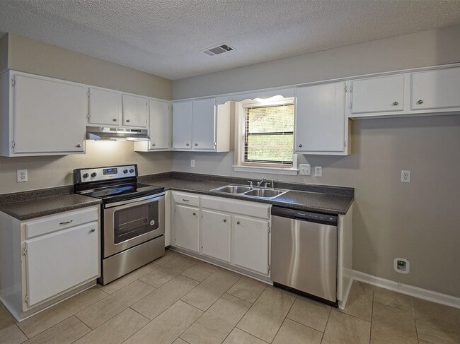 Building Photo - Great updated 4 bed, 2 bath home northeast of Memphis near Covington Pike.