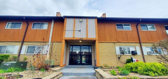 Building Photo - 860 E Old Willow Rd