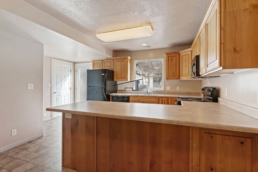 Building Photo - 1077 1675 S