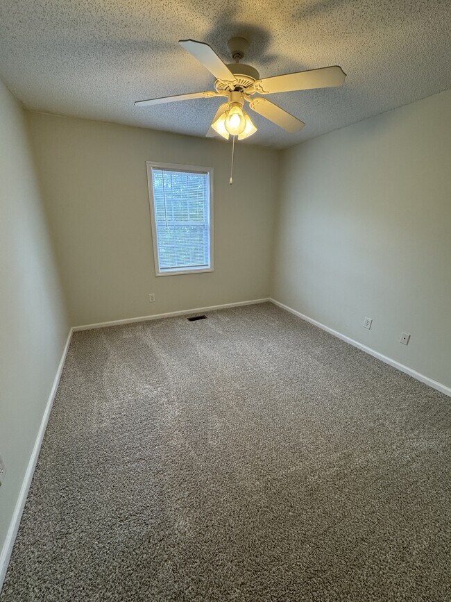 Building Photo - 2345 Vineyard Dr