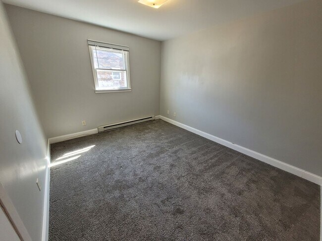 Building Photo - 3204-3206 Runway Ave