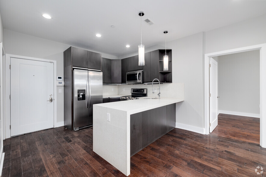 2BR, 2BA - 1,300SF - Kitchen - WLIVING at 117 Spring Garden