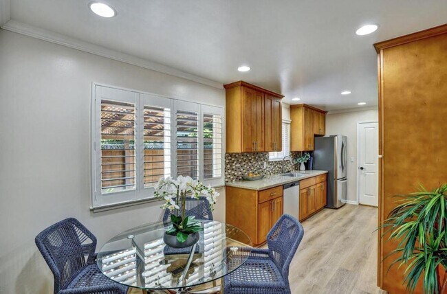 Building Photo - 124 Oakwood Dr