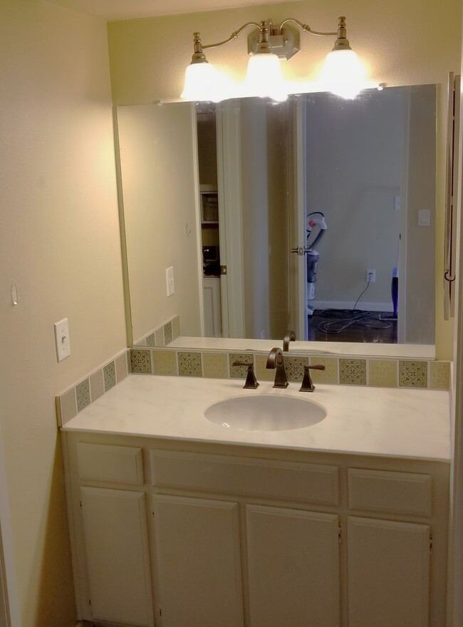 Building Photo - Upgraded Single Story 2bd, 1.5 ba, in Corona