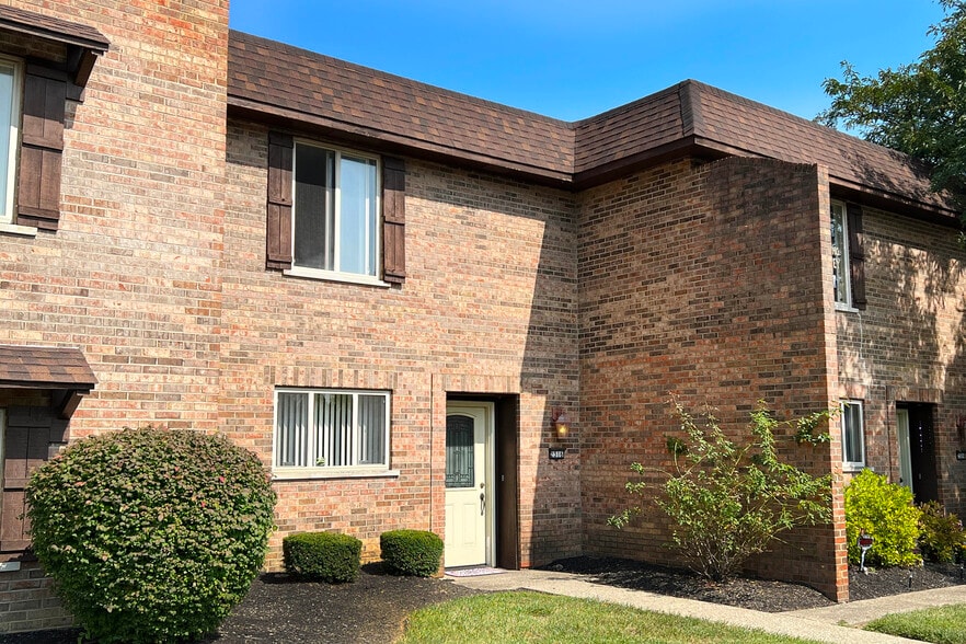 Building Photo - Crestbrook Apartments & Townhomes
