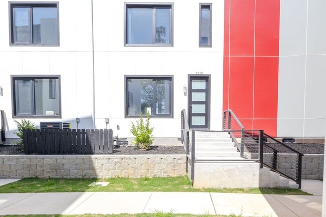 Building Photo - Luxury 3 Bed Townhome in Durham RTP