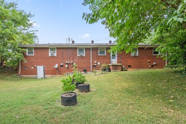 Building Photo - 454 Circle Dr