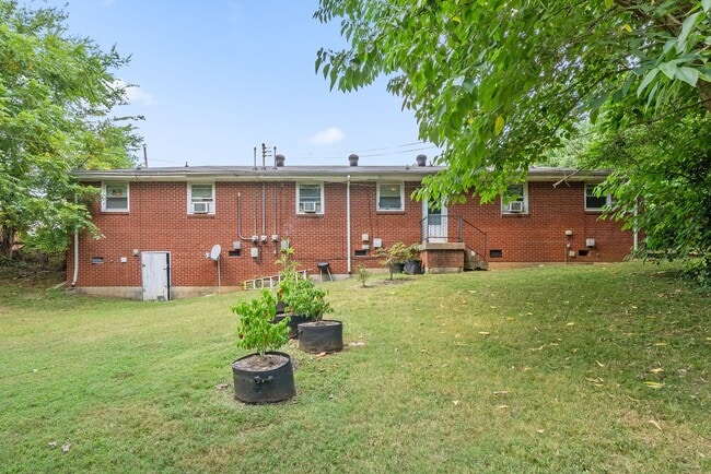 Building Photo - Circle Drive-454