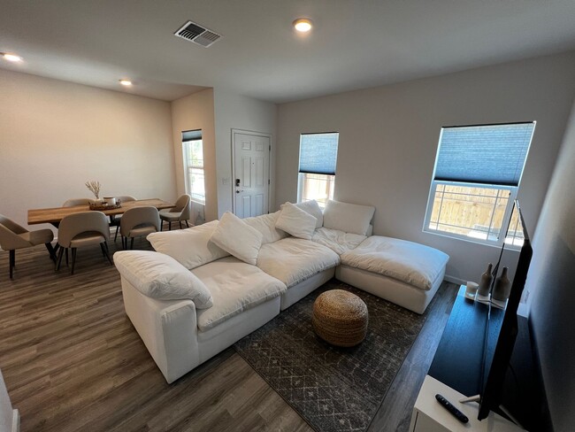 Building Photo - Furnished Rent in South Reno