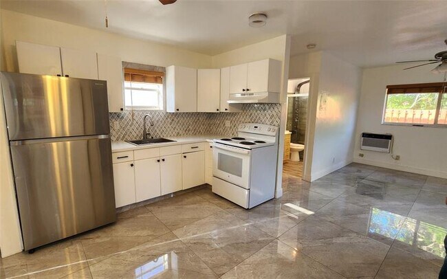 Building Photo - 1136 NE 13th Ave