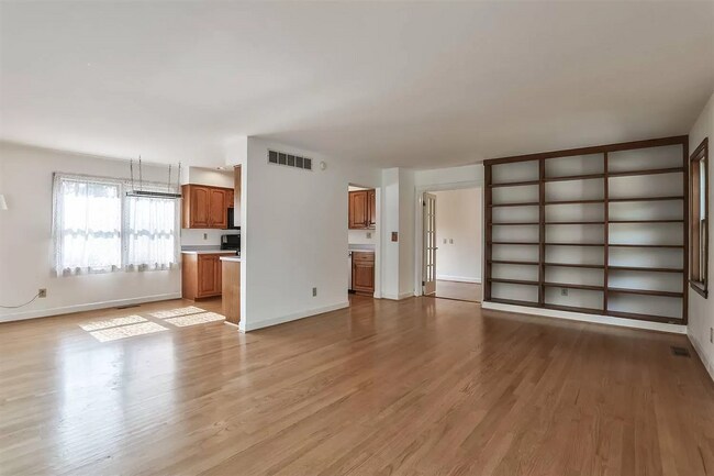 Building Photo - 476 Compton Rd