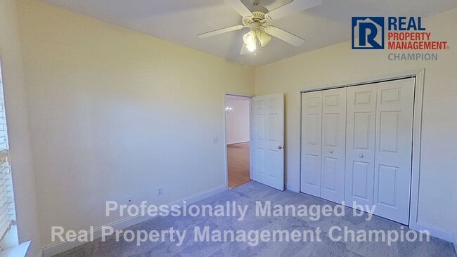 Building Photo - End Unit Condo with Open Floorplan and Split Bedrooms