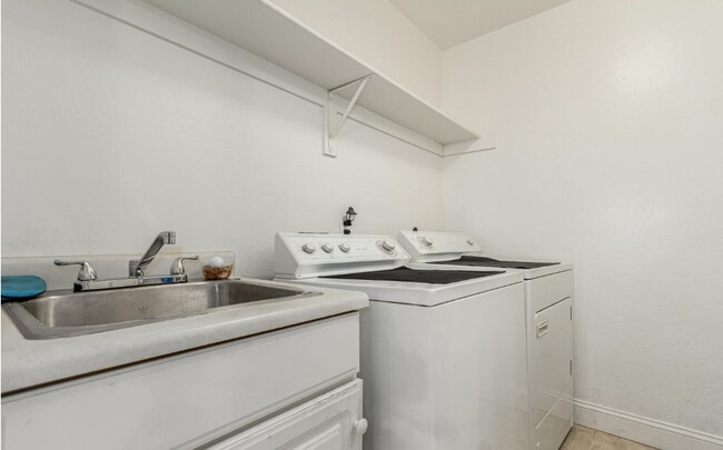Building Photo - Space, Comfort, and a Neighborhood You’ll ...