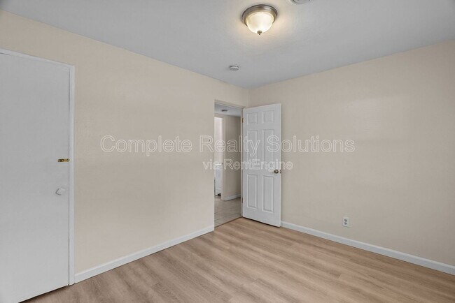 Building Photo - 10140 Earl Dr