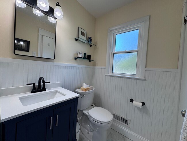Building Photo - Lakefront Great Neck Home! 4/2.5 brick ranch in lovely Southern Point
