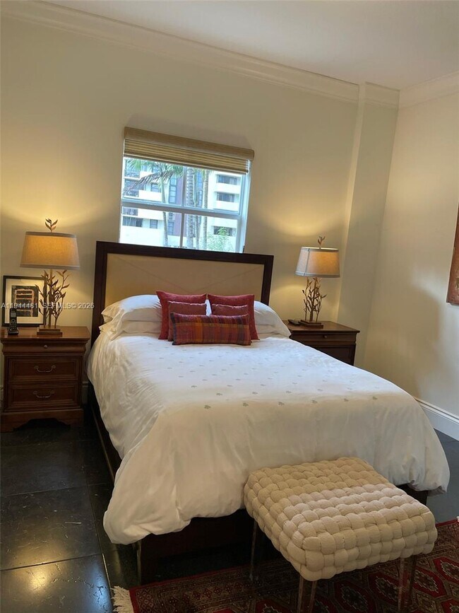 Building Photo - 650 Valencia Ave