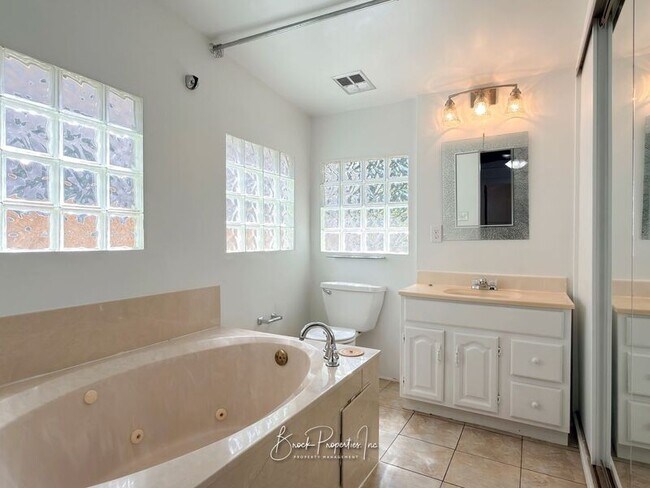 Building Photo - 1613 E Blount St