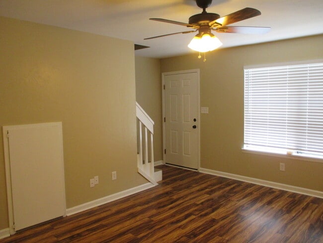 Building Photo - Large 2/1.5 Townhouse Minutes From FSU...Available August 15, 2026.