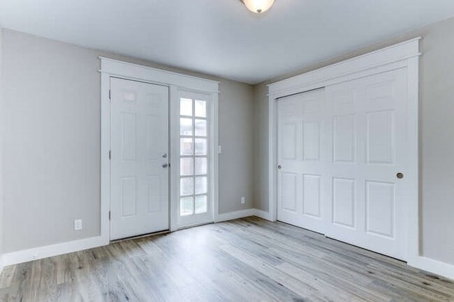 Building Photo - Ensign Ave Duplex