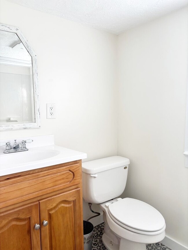 Building Photo - Maryville 37803 - 1 bedroom, 1 bath home  - Contact Jeremy Logan 865-307-2273