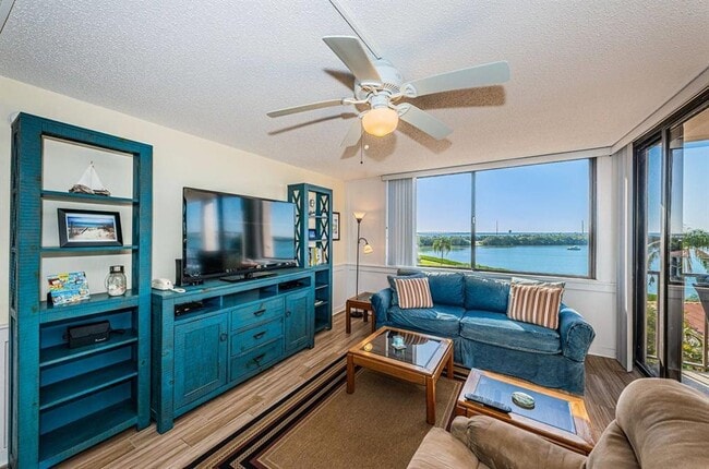 Building Photo - 6357 Bahia Del Mar Blvd S