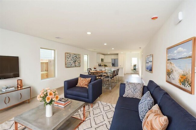 Building Photo - 1542 San Sebastien Dr
