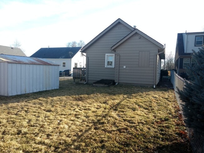 Building Photo - 2 Bedroom 1 Bath Home