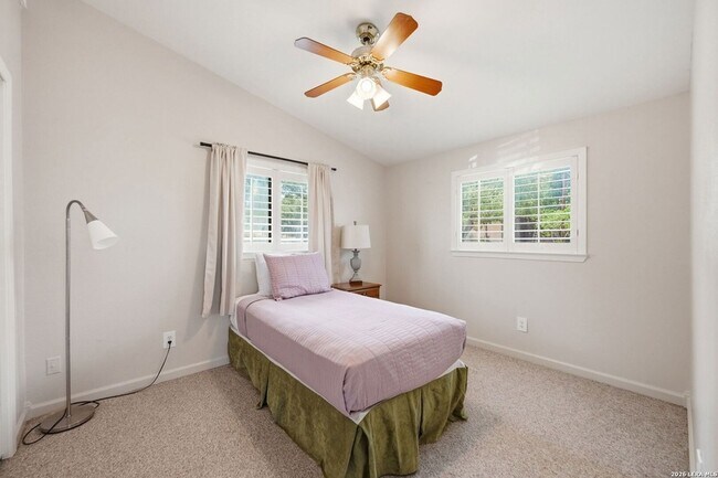 Building Photo - 2681 Lakeview Dr