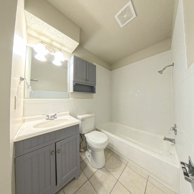 Building Photo - 3 Bedroom 1 Bath Duplex