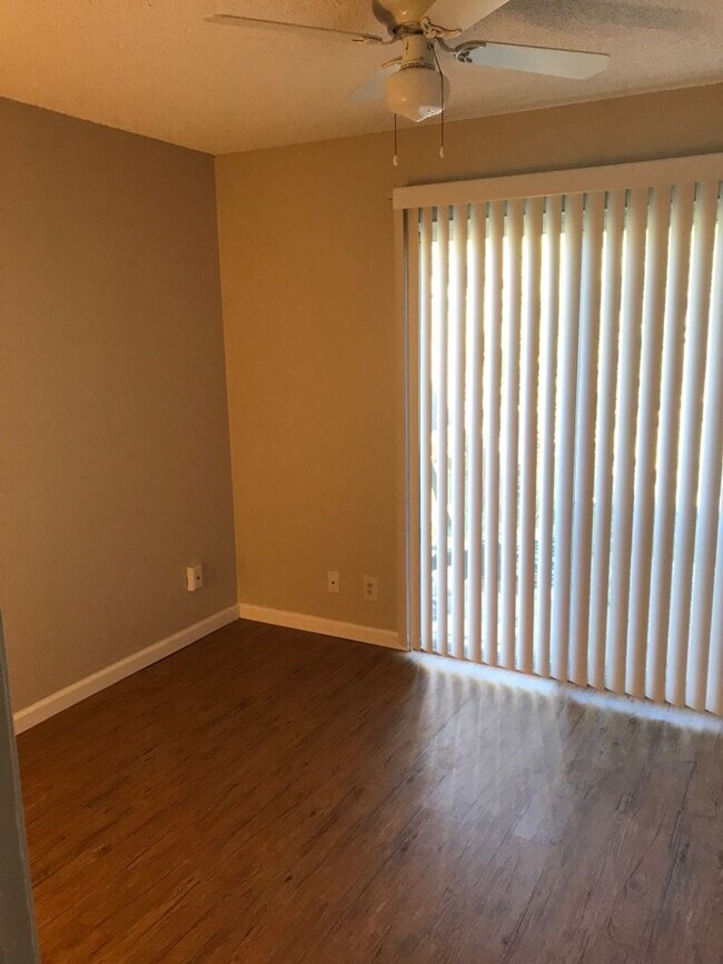 Building Photo - 5532 E Knoll Dr
