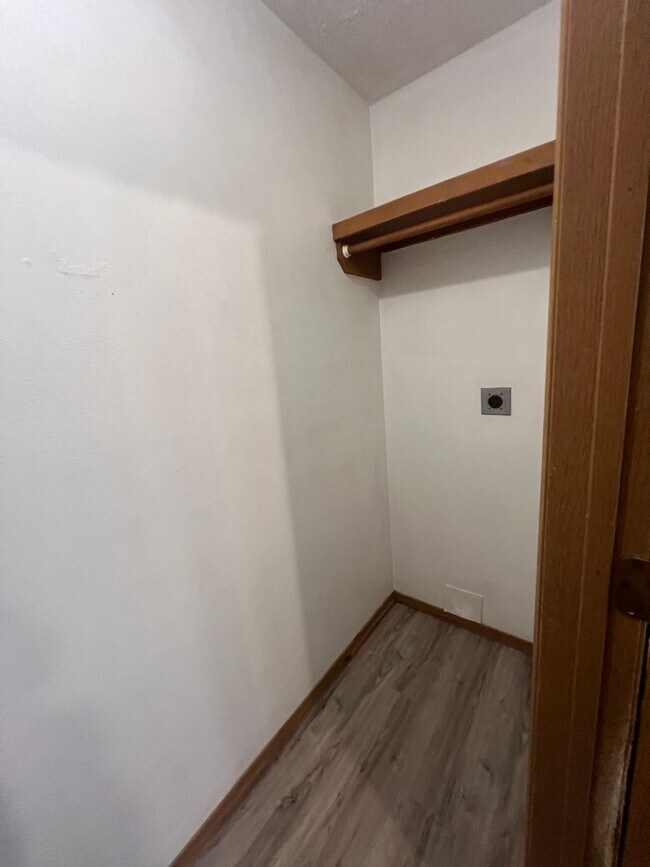 Building Photo - 3 bedroom/2 bath house with one car garage