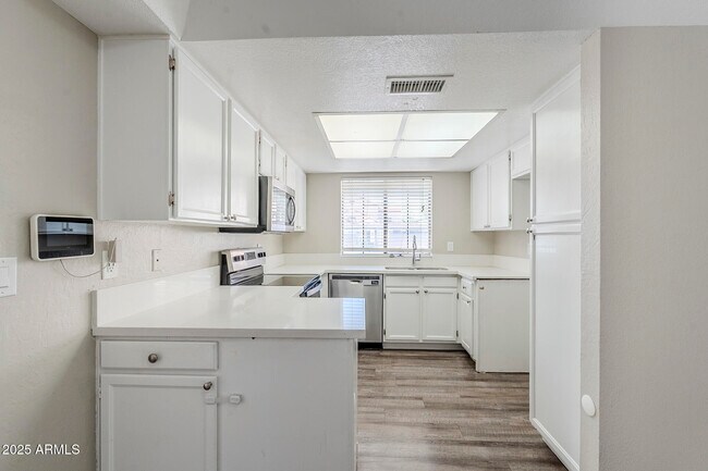 Building Photo - 818 S Westwood