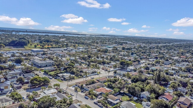 Building Photo - 818 Kaye St