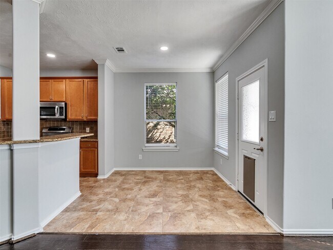 Building Photo - 114 N Hawkhurst Cir