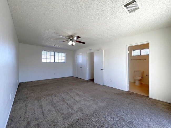 Building Photo - AVAILABLE NOW!! 2 Bedroom 2 Bathroom Condo...