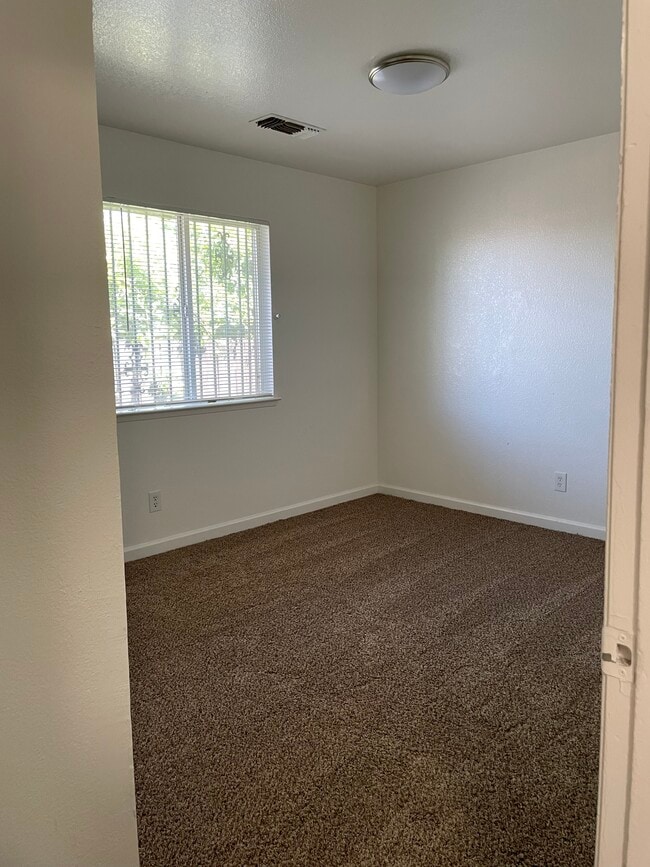 Building Photo - 819 K St
