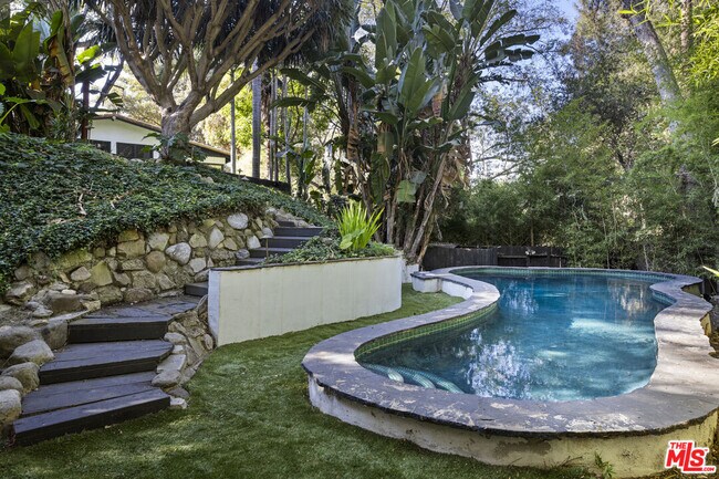 Building Photo - 2936 La Castana Dr