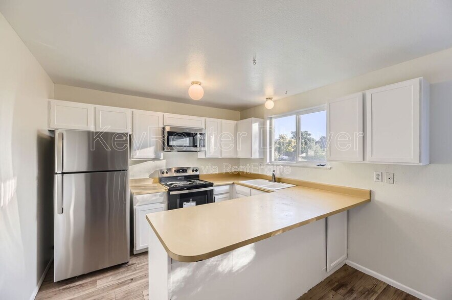 Building Photo - 3208 S Olathe Way