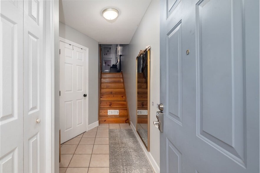 Building Photo - 410 Farmington Ave