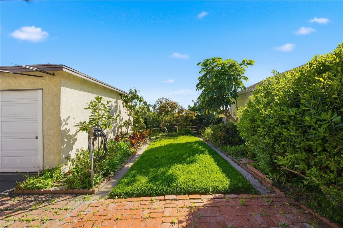 Building Photo - 819 N Maria Ave